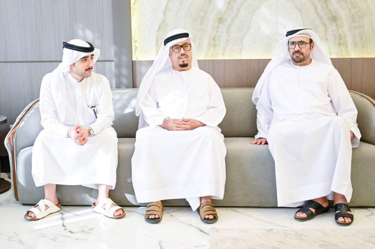 زايد بن مكتوم وضاحي خلفان خلال تقديم واجب العزاء إلى راشد المطروشي