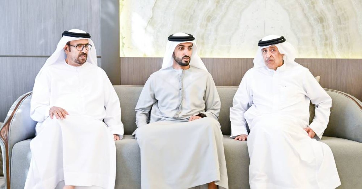 راشد النعيمي معزياً راشد وأحمد المطروشي