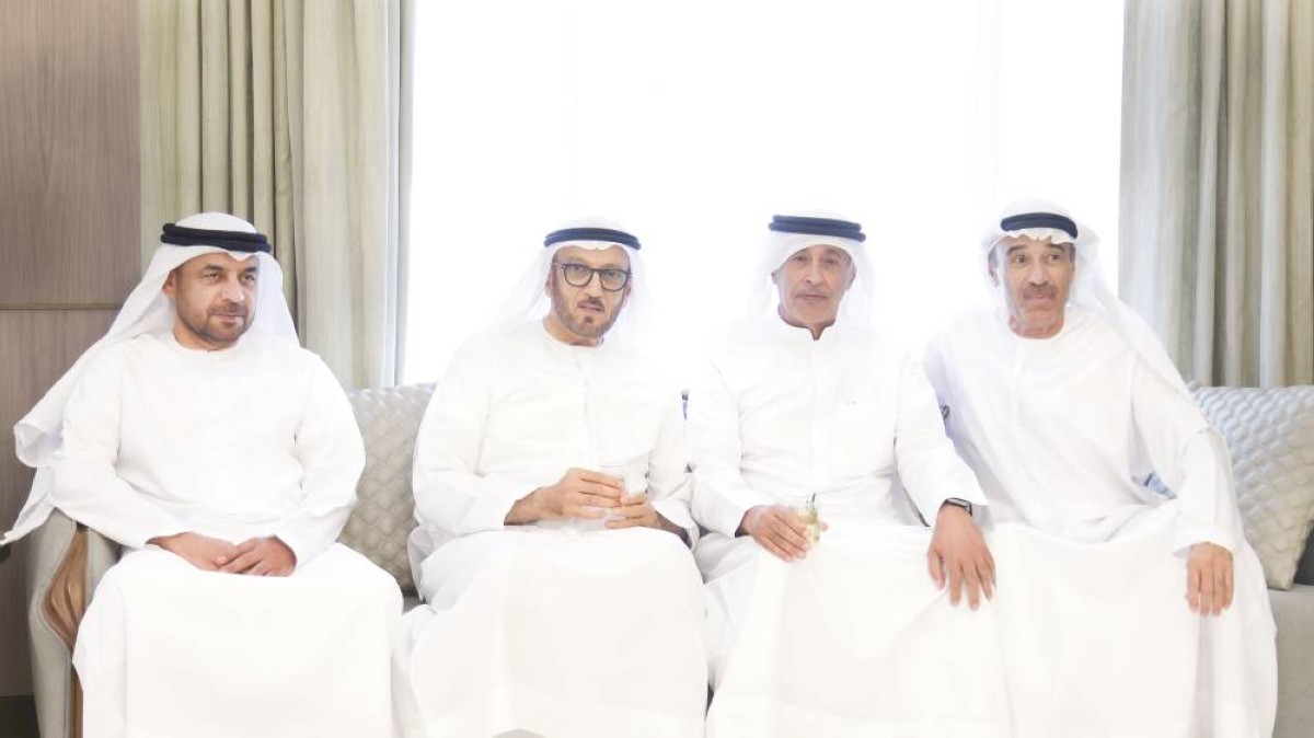 محمد المري وحسين لوتاه وأحمد ثاني المطروشي خلال العزاء