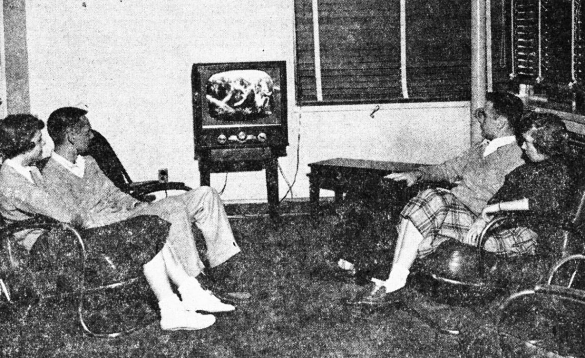 1928 -  بداية البث التلفزيوني المنتظم من مدينة نيويورك لمدة ساعتين في اليوم وثلاث مرات في الأسبوع.
