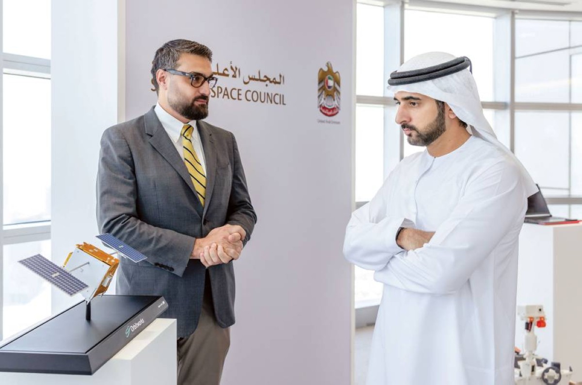  حمدان بن محمد يستمع إلى شرح من ممثلي الشركات 