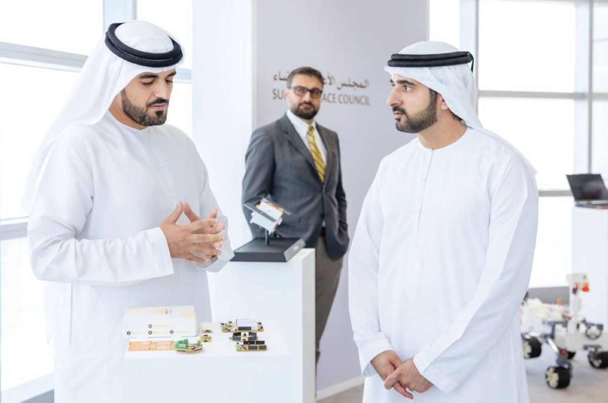  سموه مطلعاً على المشاريع 