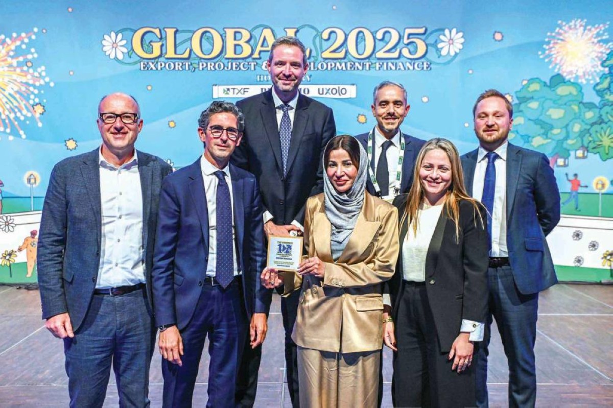 رجاء المزروعي خلال تسلم الجائزة