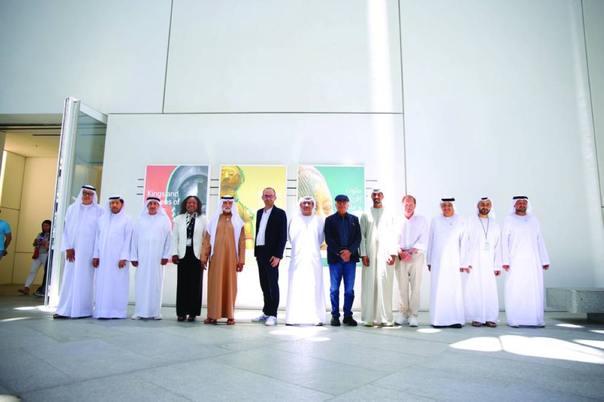 نهيان بن مبارك خلال زيارته للمعرض