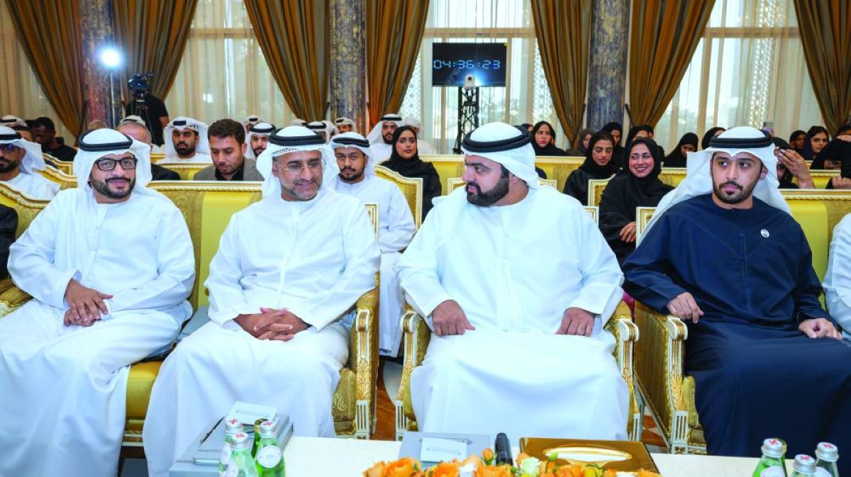 محمد بن حمد وعدد من الحضور خلال الجلسة