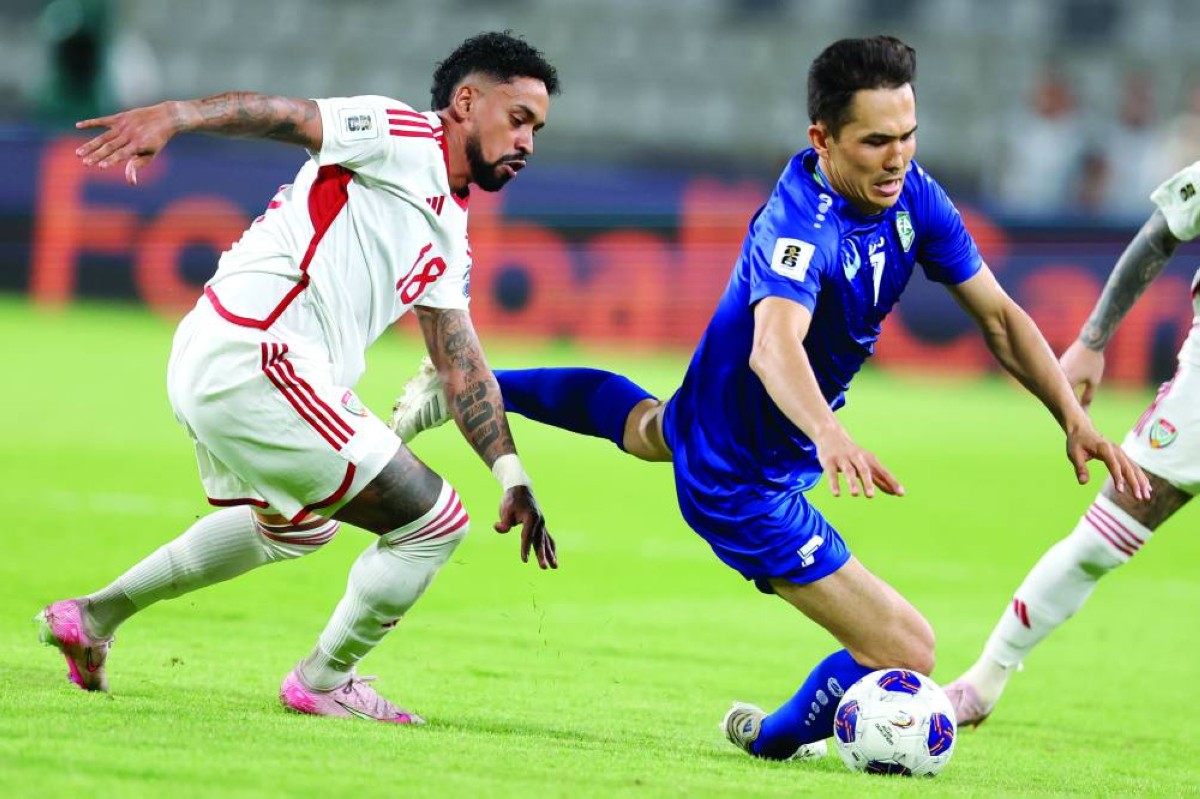 جانب من مباراة منتخب الإمارات مع منتخب أوزبكستان 