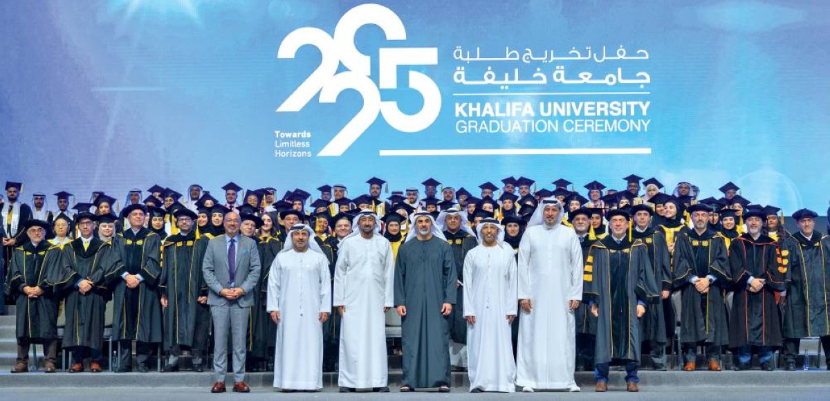 خالد بن محمد خلال الحفل بحضور ابراهيم الحجري ومسؤولين في الجامعة وأكاديميين وخريجي دفعة 2025