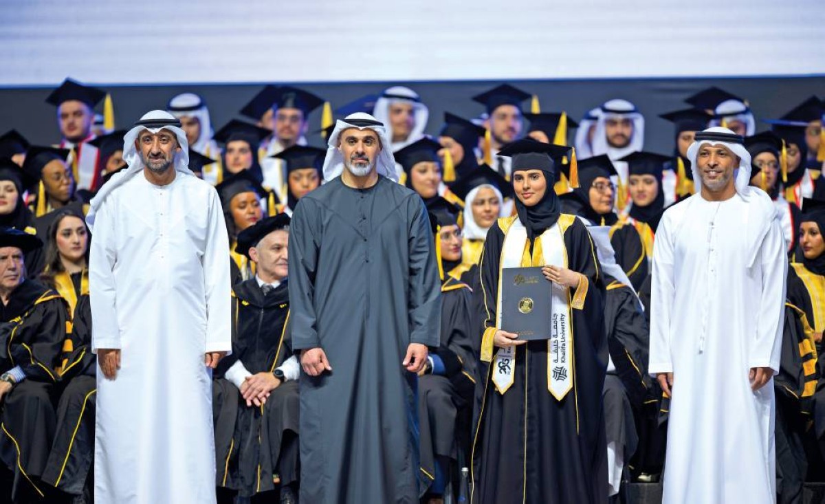 خالد بن محمد خلال تسليم الشهادات للخريجات