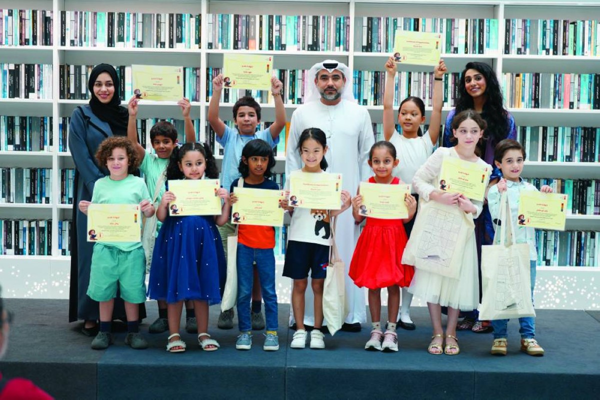 علي جمعة التميمي خلال تكريم «أبطال المعرفة الصغار» في مكتبة محمد بن راشد