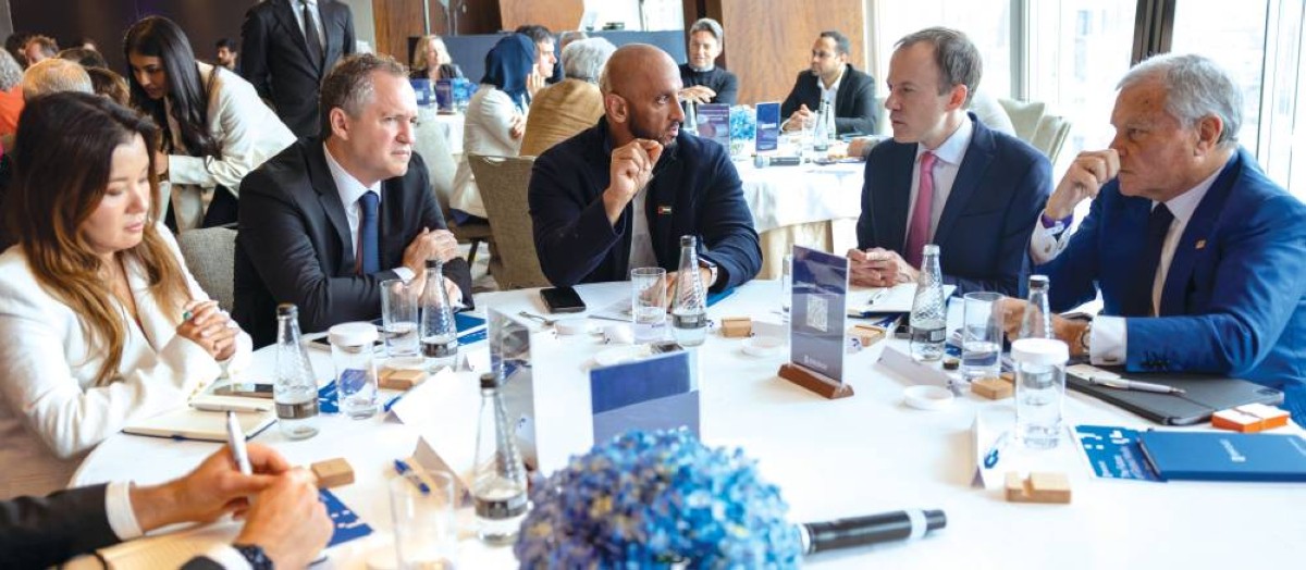 عبدالله آل حامد متحدثاً خلال جلسة «الطاولة المستديرة»