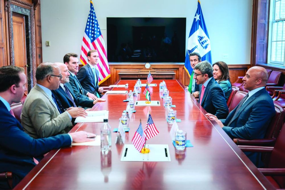 عبدالله بن زايد خلال لقائه هوارد لوتنيك بحضور يوسف العتيبة ولانا نسيبة وسعيد الهاجري