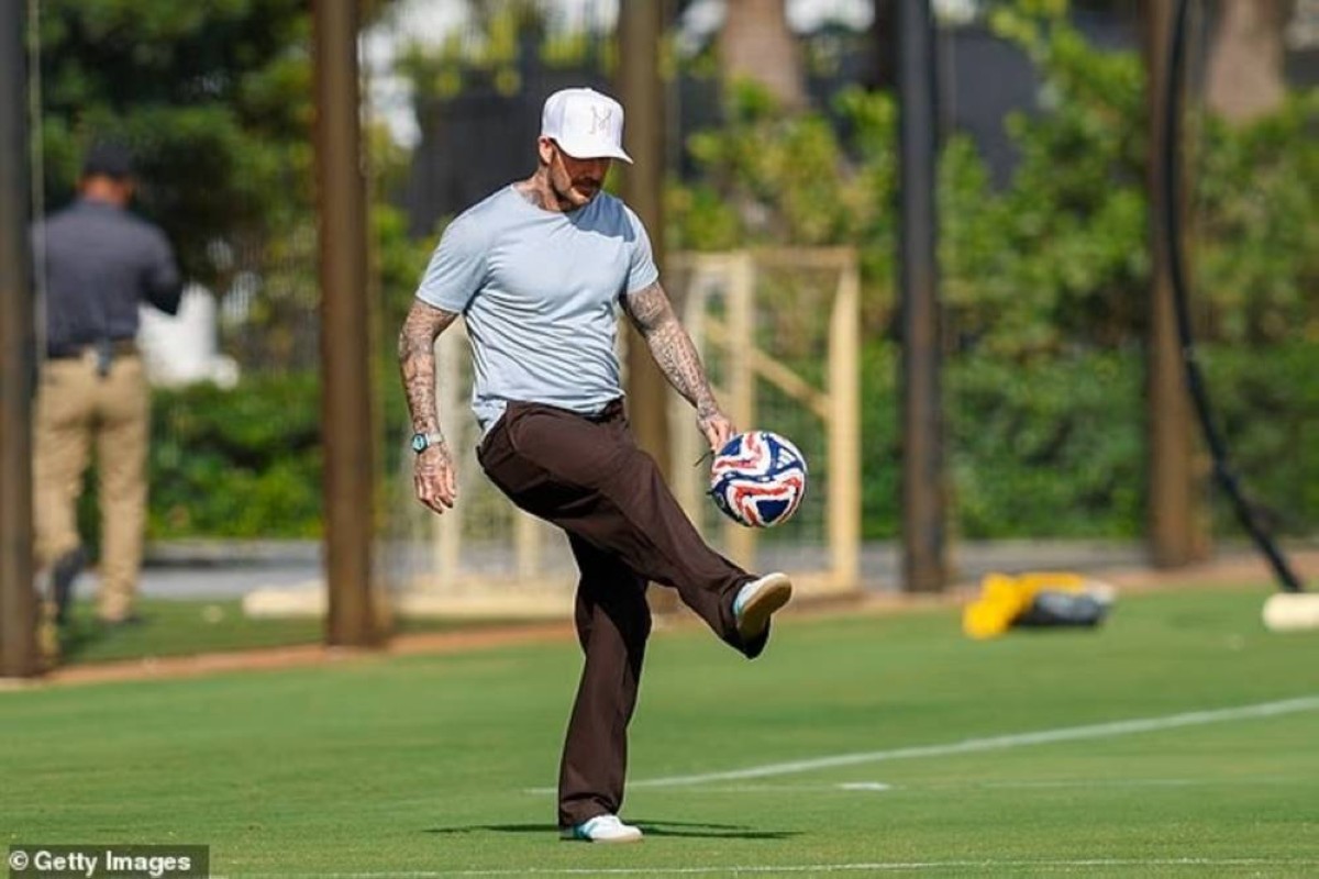 بيكهام يحتفل بلقب «فارس» في تدريبات ميامي