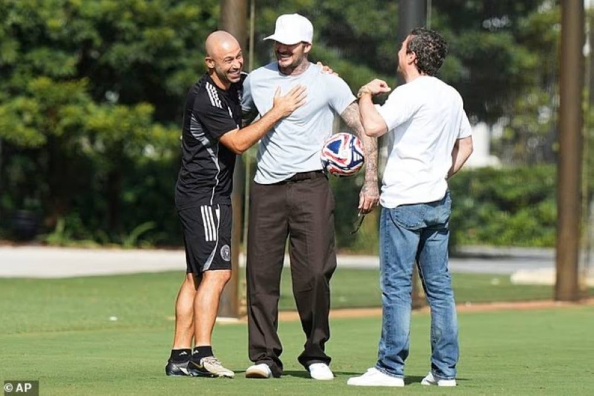 بيكهام يحتفل بلقب «فارس» في تدريبات ميامي