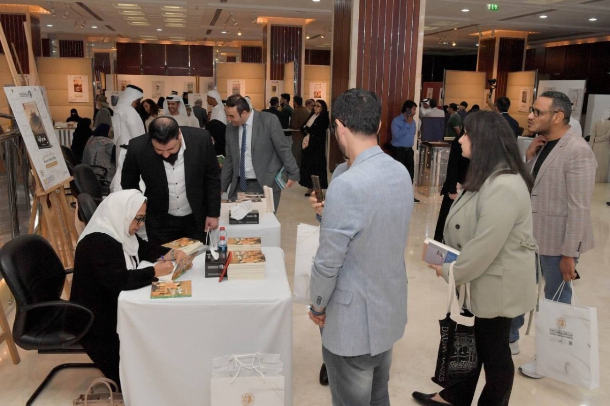 عائشة سلطان خلال توقيع مجموعتها القصصية «خوف بارد»