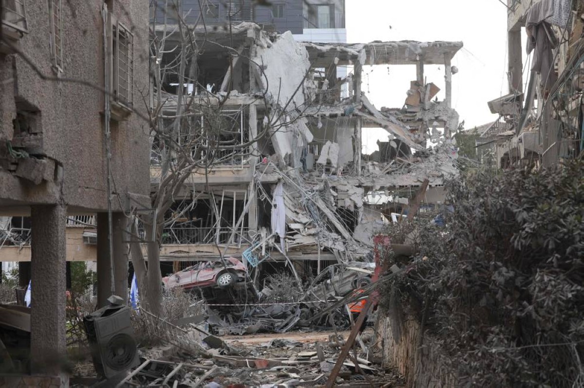 منطقة مدمرة بعد قصف إيراني على حي رامات غان في تل ابيب