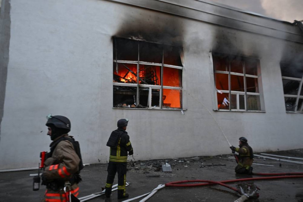 رجال الإطفاء يخمدون النيران في مبنى تضرر جراء غارة جوية روسية بزابوريجيا 
