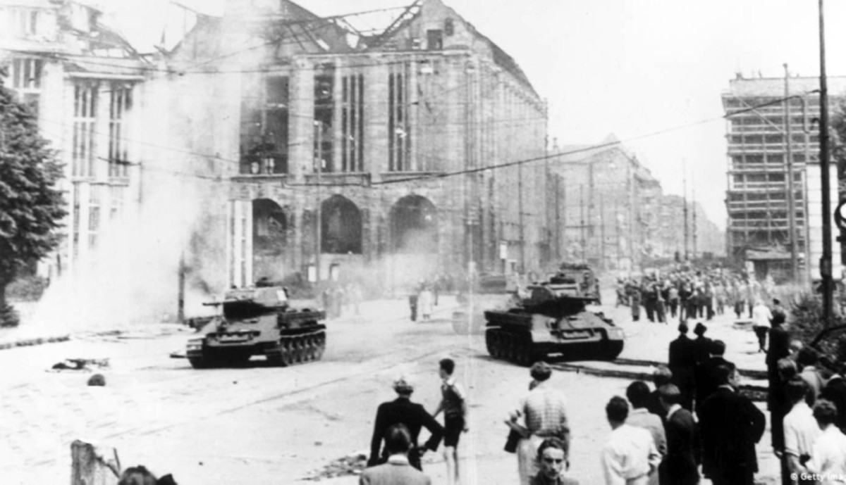 1953 -  اندلاع ثورة عمالية في ألمانيا الشرقية.