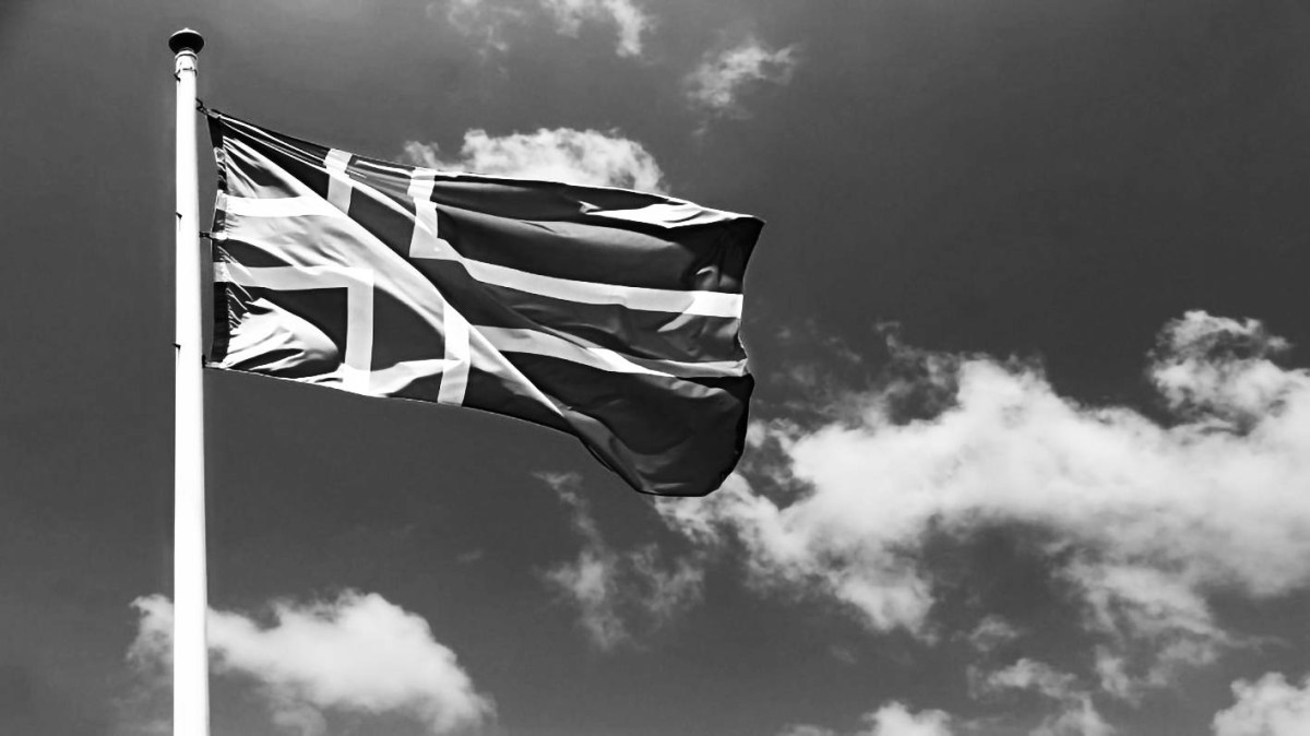 1944 ـ  إعلان استقلال أيسلندا، وانتخاب بيرنسين رئيساً لها.