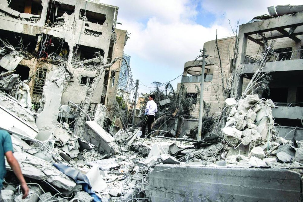 إسرائيلي يتفقد الدمار في موقع تعرض لقصف إيراني شرقي تل أبيب 