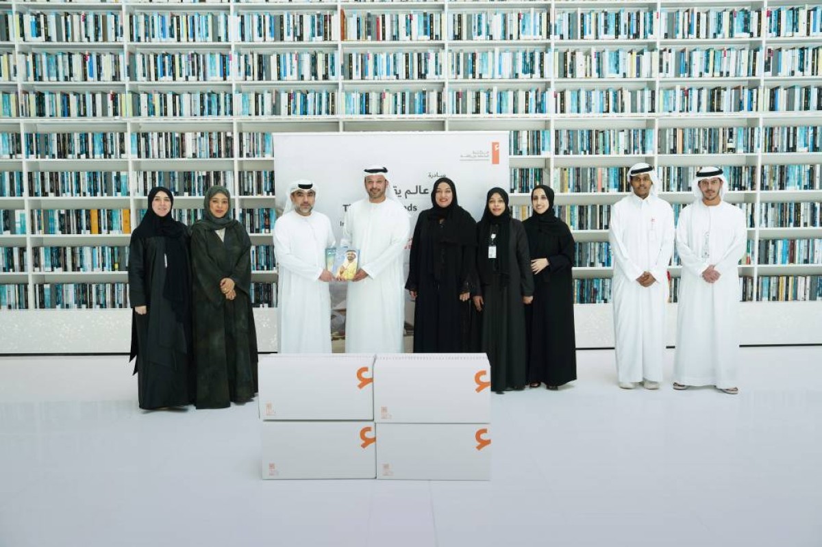 علي التميمي وعيسى الحميري والحضور خلال فعالية تسليم الكتب | من المصدر