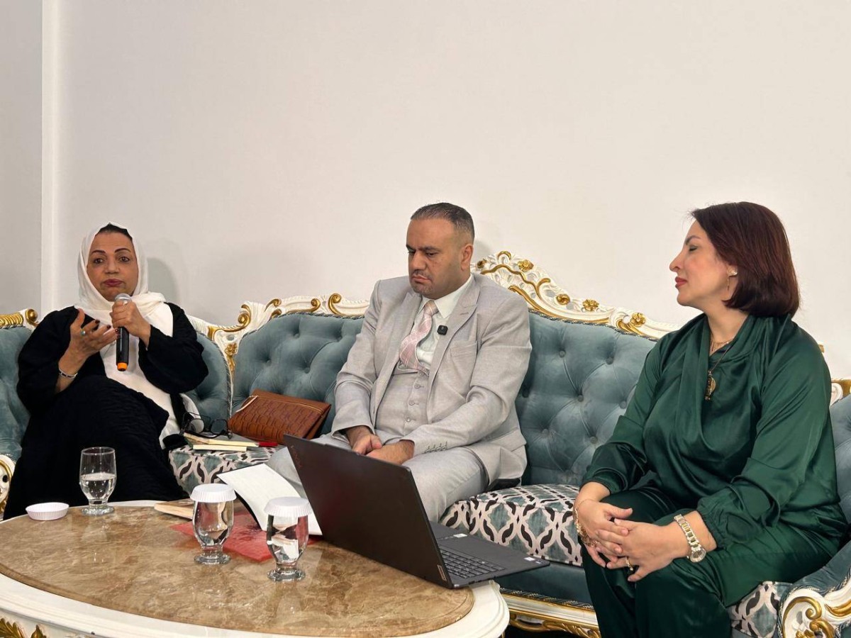 عائشة سلطان متحدثة خلال الندوة | من المصدر