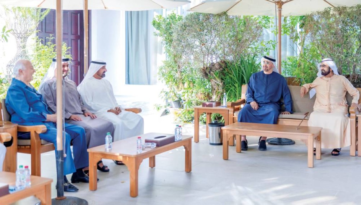  محمد بن زايد ومحمد بن راشد خلال اللقاء بحضور أحمد بن سعيد ومحمد بن حمد بن طحنون 