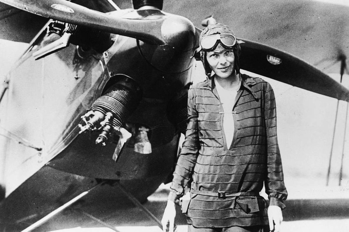 1928 - الأمريكية أميليا إيرهارت تصبح أول امرأة تعبر المحيط الأطلسي في طائرة.