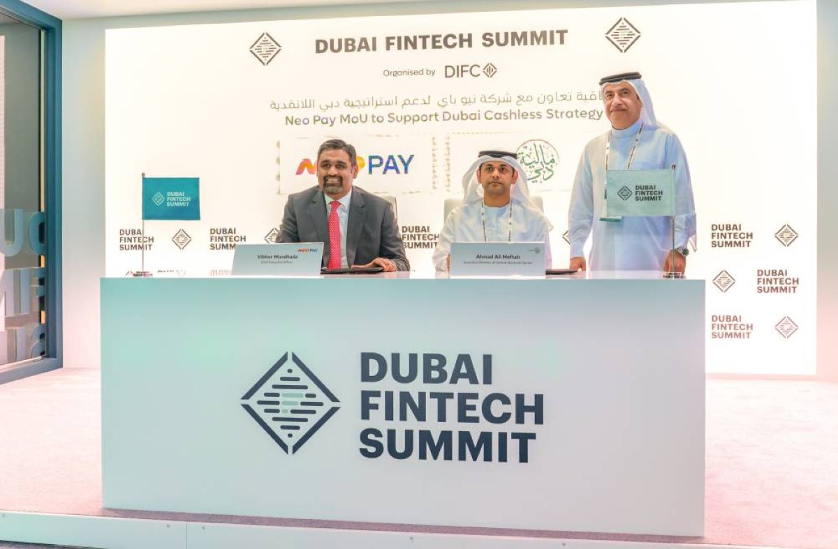 حمد مفتاح وفيبور مندهادا خلال التوقيع | من المصدر