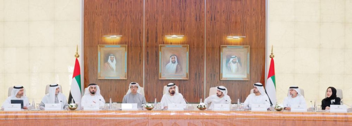 محمد بن راشد خلال الاجتماع بحضور منصور بن زايد وحمدان بن محمد وسيف بن زايد ونهيان بن مبارك ومحمد القرقاوي ومحمد الحسيني وسهيل المزروعي وشما المزروعي 