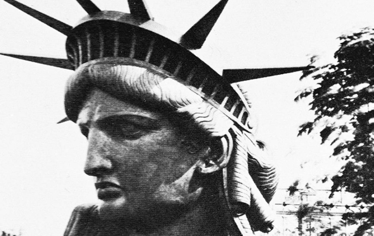 1885 - وصول تمثال الحرية إلى ميناء نيويورك، حيث جاء هدية من الشعب الفرنسي إلى الشعب الأمريكي.