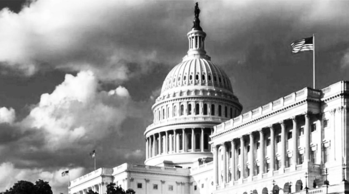 1862 -  الكونغرس الأمريكي يمنع الرق في جميع أنحاء الولايات المتحدة.