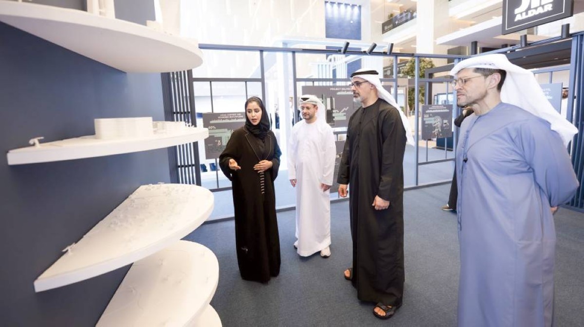  خالد بن محمد متفقداً أجنحة الجهات المشاركة في القمة بحضور محمد الشرفاء 
