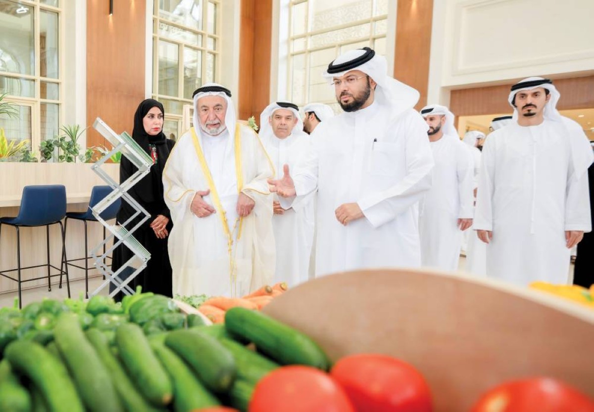 سلطان القاسمي خلال جولة في معرض منتجات الشارقة بالجامعة