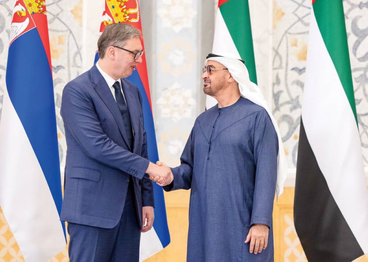 محمد بن زايد مصافحاً ألكسندر فوتشيتش 