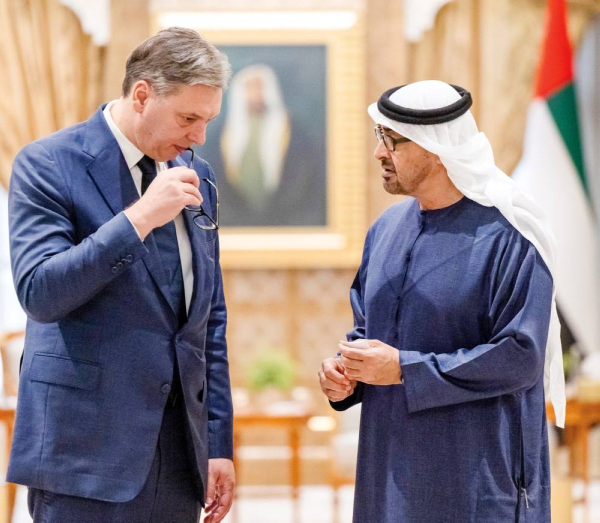 محمد بن زايد يتبادل الحديث مع ألكسندر فوتشيتش