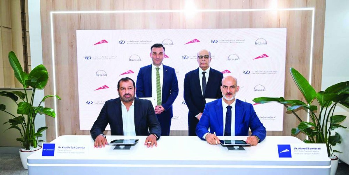 مطر الطاير خلال توقيع أحمد بهروزيان إحدى الاتفاقيات