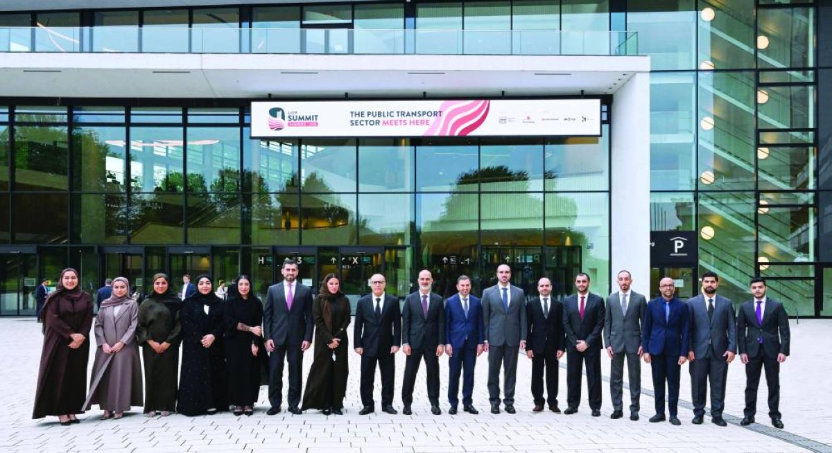 مطر الطاير والمديرون التنفيذيون ومديرو الإدارات بالهيئة في لقطة تذكارية