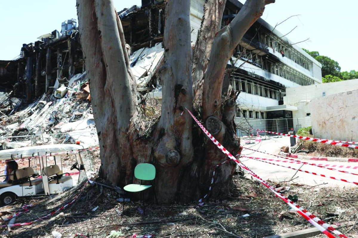بناية مدمرة بعد قصف إيراني على منطقة رحوبوت قرب تل أبيب 