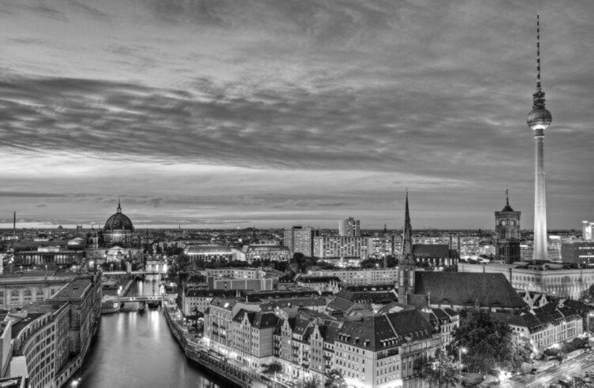 1991 - اختيار برلين عاصمة لألمانيا الموحدة بعد تصويت برلماني بـ336 مقابل 321.