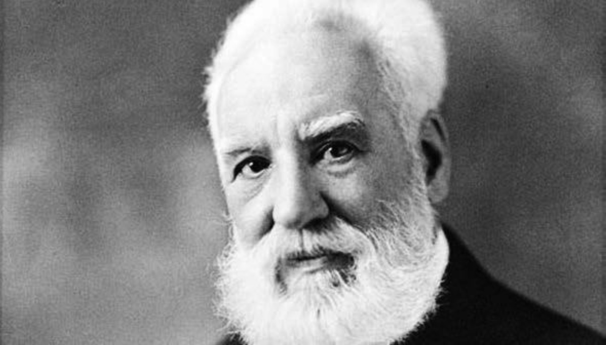 1877 -  ألكسندر غراهام بيل ينجز أول شبكة هاتفية في العالم في مدينة هاميلتون بكندا.