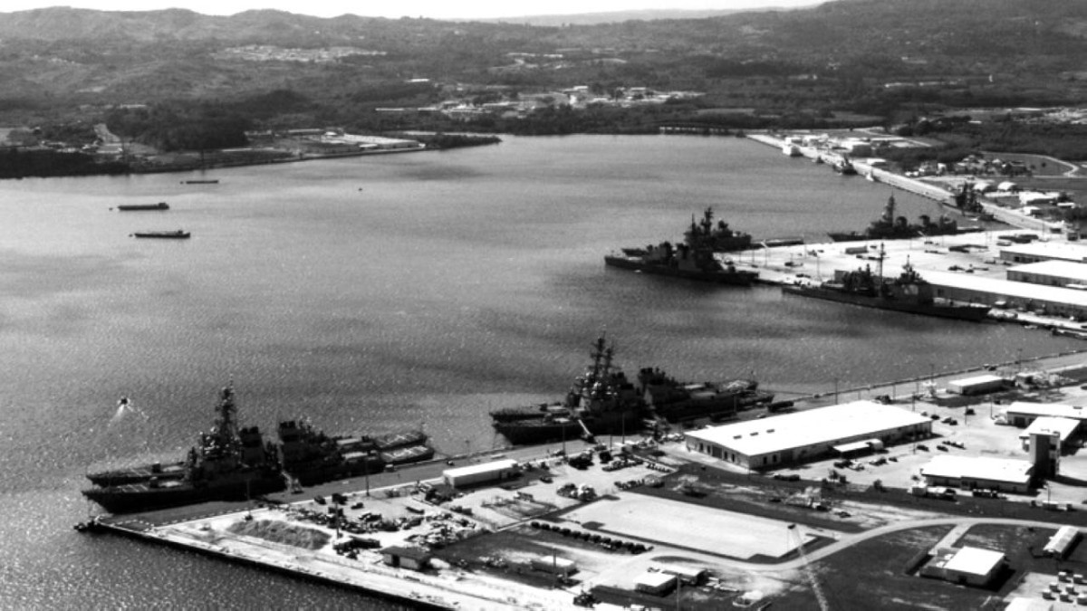 1898 -  الولايات المتحدة تستولي على جزيرة غوام من إسبانيا بلا مقاومة.