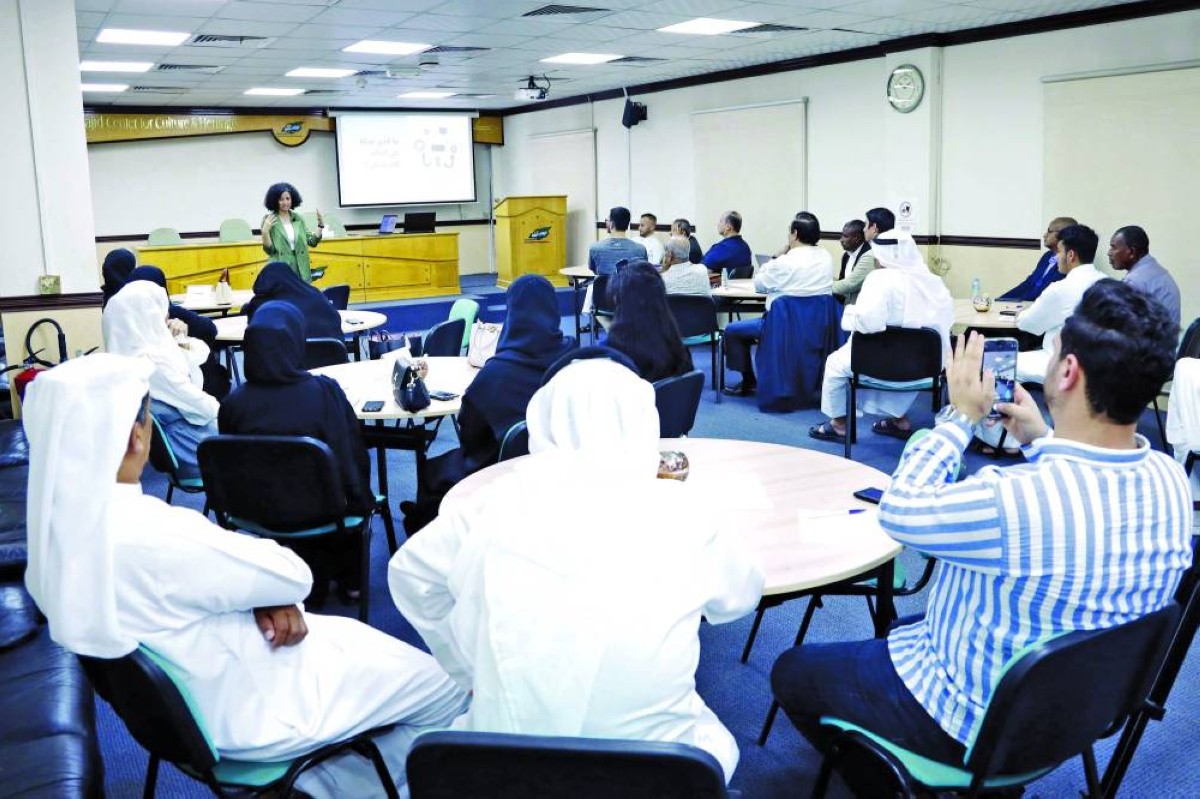 المدربة أثناء تقديم الورشة