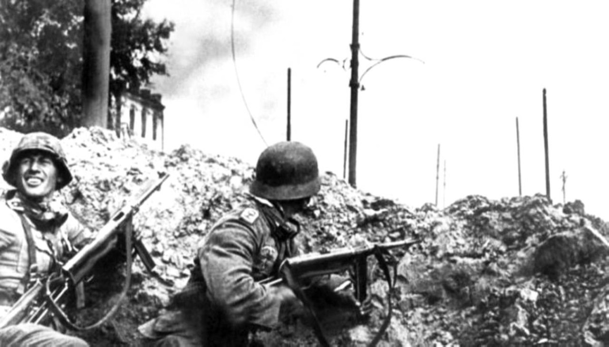 1941 ألمانيا تبدأ بغزو الاتحاد السوفييتي خلال الحرب العالمية الثانية.
