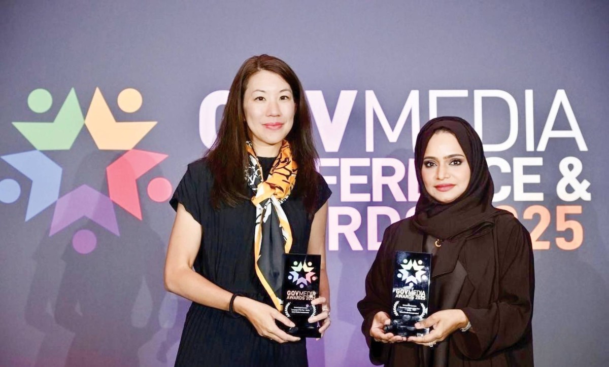 ابتسام جاسم لدى تسلمها الجائزتين