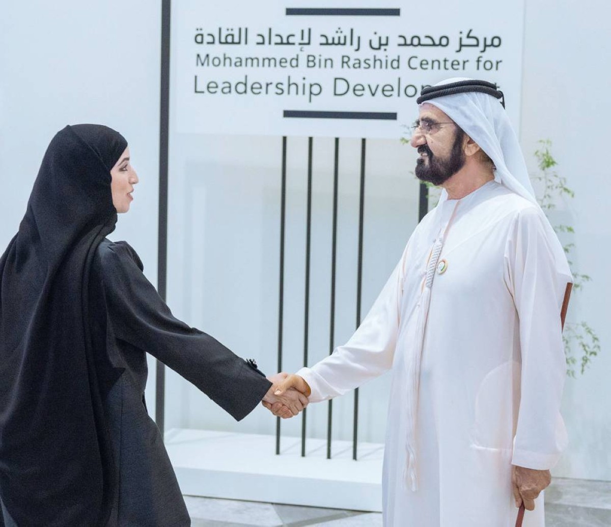 محمد بن راشد مصافحاً خريجي وخريجات البرنامج