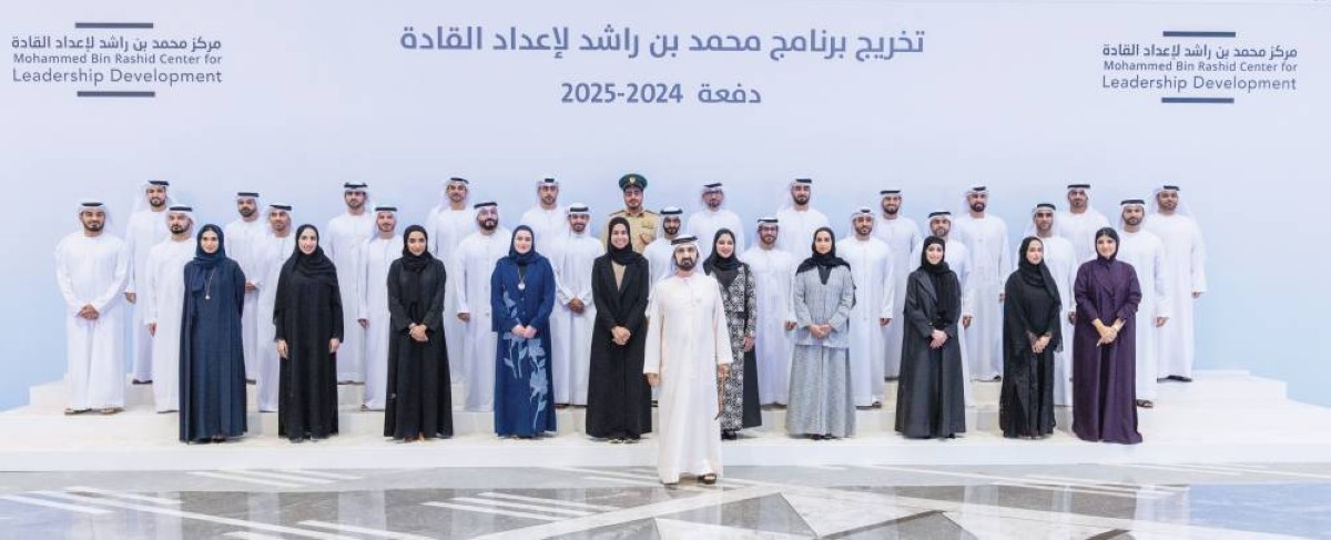 محمد بن راشد في لقطة تذكارية مع خريجي وخريجات دفعة 2024 - 2025