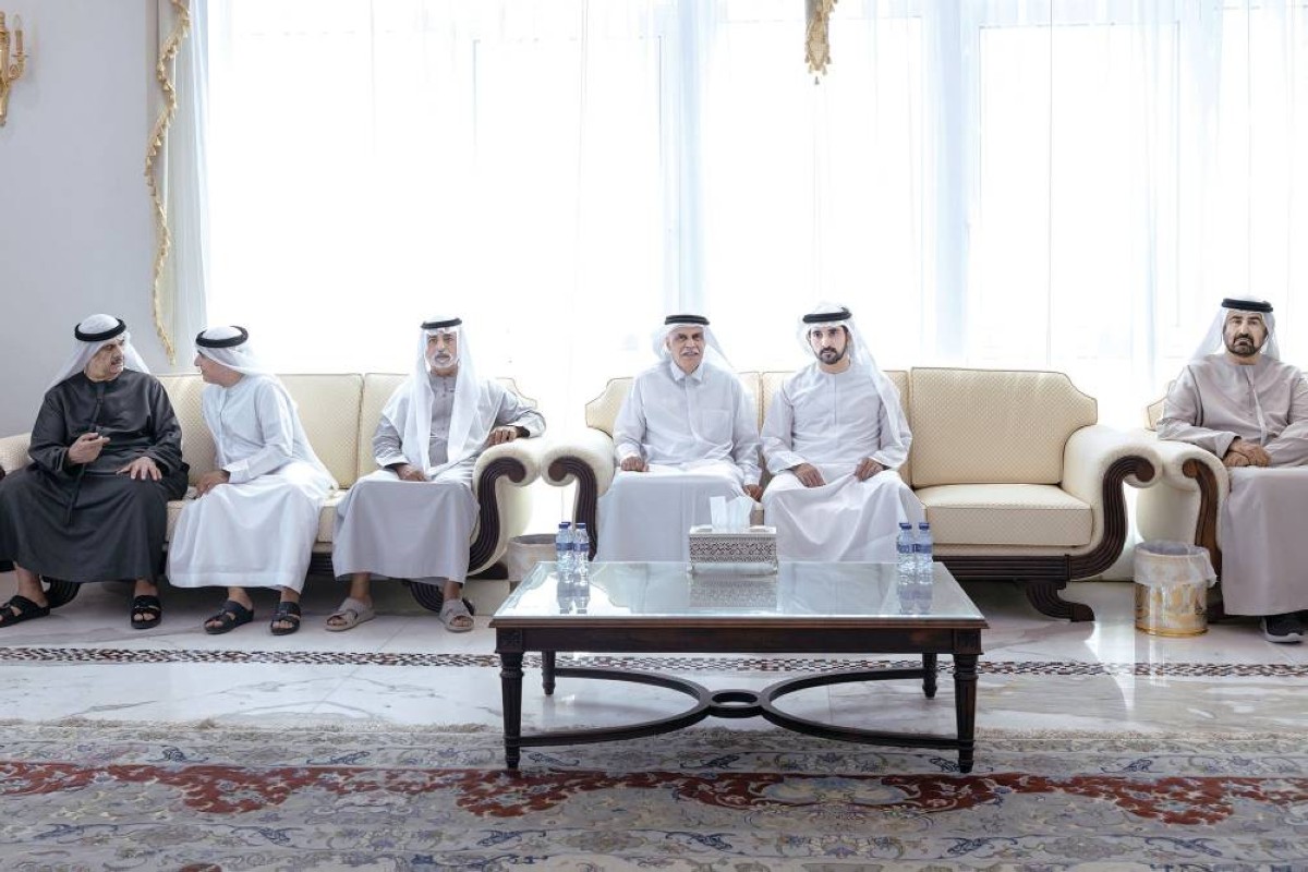 حمدان بن محمد مقدماً واجب العزاء بحضور نهيان بن مبارك وحميد المعلا وسالم بن سلطان وإبراهيم عبيد الله