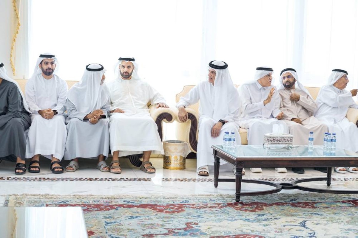 سعود بن صقر خلال تقديمه واجب العزاء بحضور محمد وأحمد بن سعود ونهيان بن مبارك وسعيد الرقباني وإبراهيم عبيد الله 
