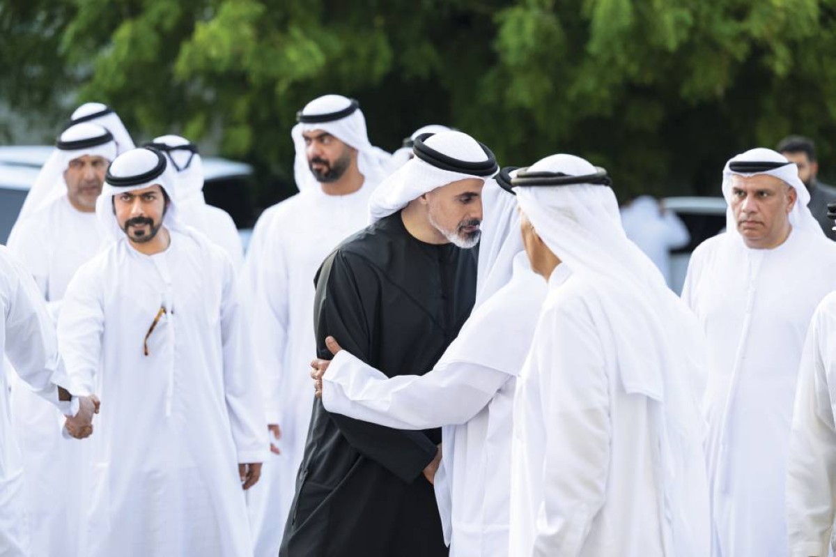 خالد بن محمد مقدماًً واجب العزاء بحضور خليفة بن طحنون وسيف غباش
