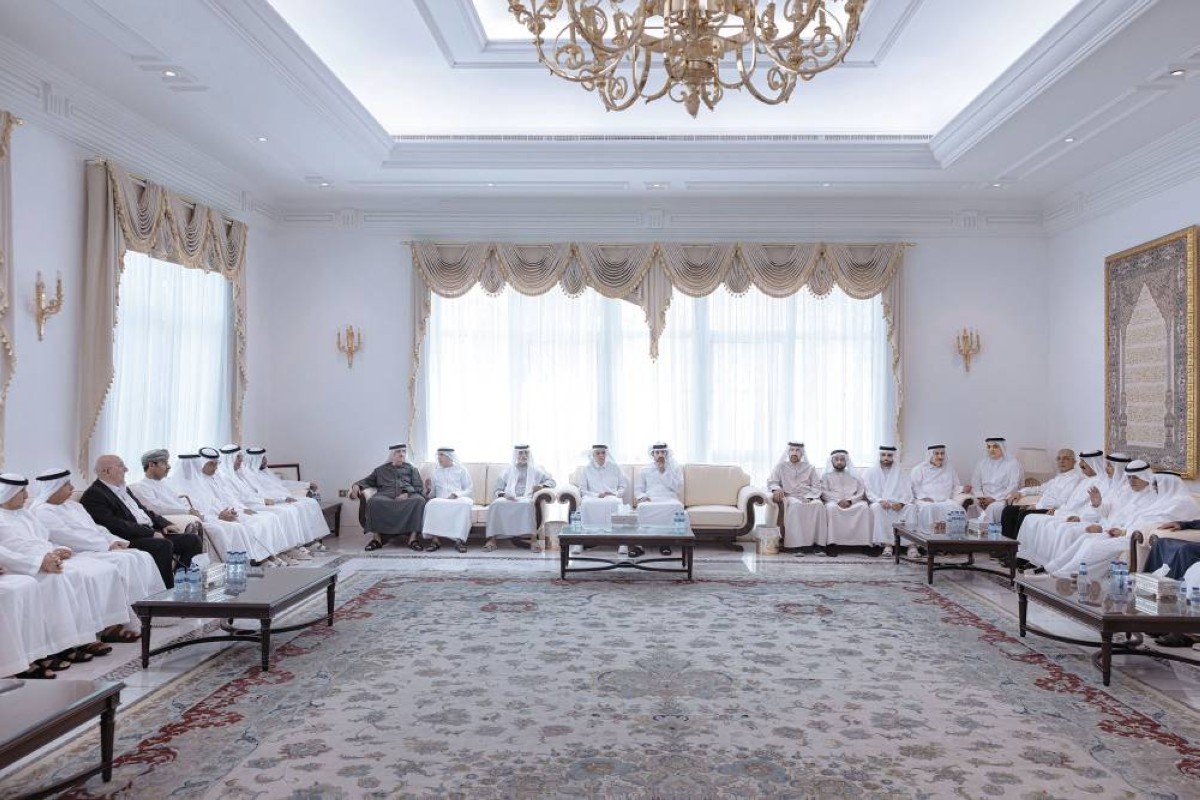 حمدان بن محمد خلال مجلس العزاء بحضور نهيان بن مبارك وإبراهيم عبيد الله